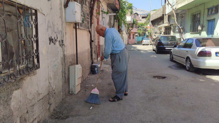 Kahramanmaraş'ta 81 yaşındaki yaşlı adamdan temizlik dersi