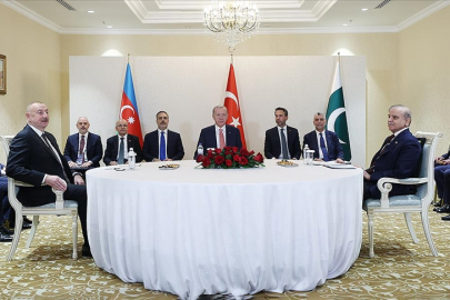 Cumhurbaşkanı Erdoğan, Azerbaycan Cumhurbaşkanı Aliyev ve Pakistan Başbakanı Şerif ile üçlü toplantı yaptı