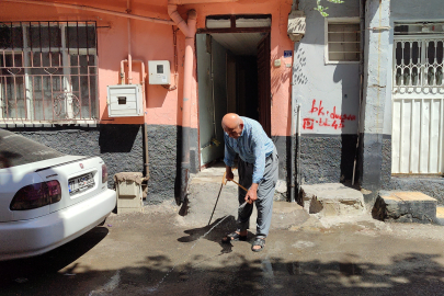 Kahramanmaraş'ta 81 yaşındaki yaşlı adamdan temizlik dersi