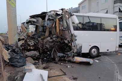 Turistleri taşıyan midibüs kaza yaptı, çok sayıda yaralı var