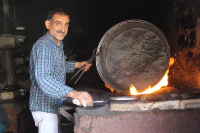 Antakya'da 40 derece sıcakta bakır kalaylayan usta, çırak bulmakta zorlanıyor