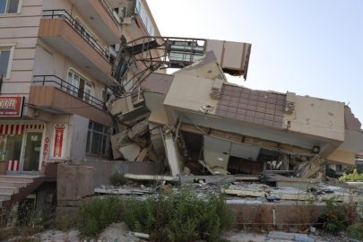 Hatay'da yıkılan bina, yanındaki az hasarlı binanın üzerine devrildi