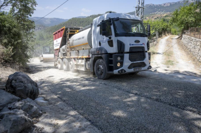 Mersin Büyükşehir Belediyesi, kırsal yollarda sathi kaplama çalışmalarına devam ediyor