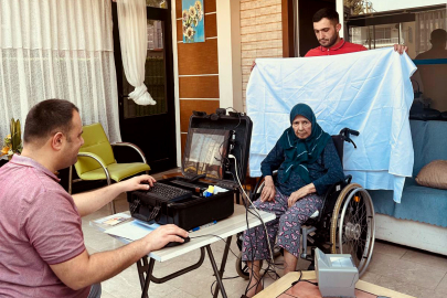 Nüfus Müdürlüğü görevlileri, yaşlılara fotoğraf stüdyosu konforu sunuyor