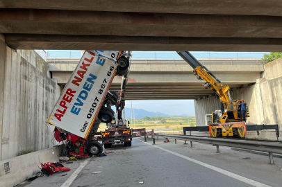 Osmaniye'de otoyol köprüsünden düşen kamyonun sürücüsü öldü