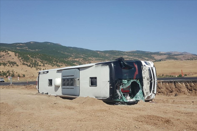 Solhan ilçesinde devrilen yolcu otobüsünde 14 kişi yaralandı