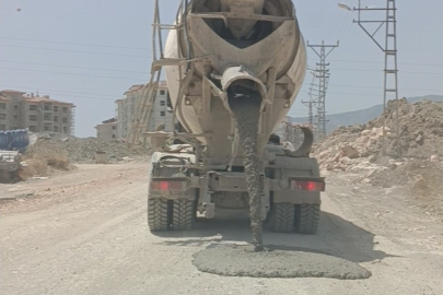 Hatay'da yola beton döken mikser kamerada