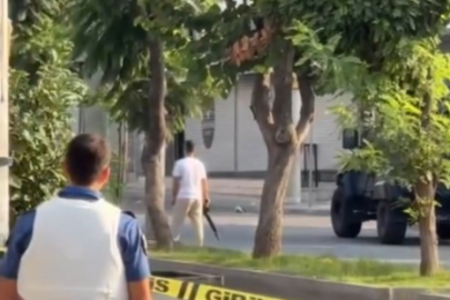 Mersin'de polis merkezi önündeki pompalı şahsın vurulma anı kamerada