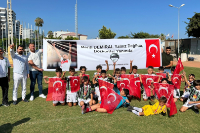 Mersinli minik futbolculardan, Merih Demiral'a bozkurt işaretli destek