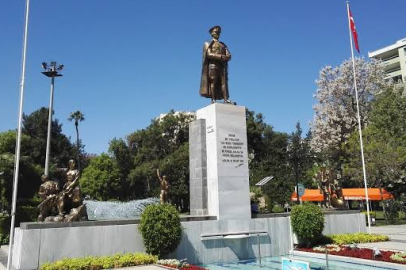 Adana’da Atatürk Parkı sabahın ilk saatlerinde sessizliğe büründü