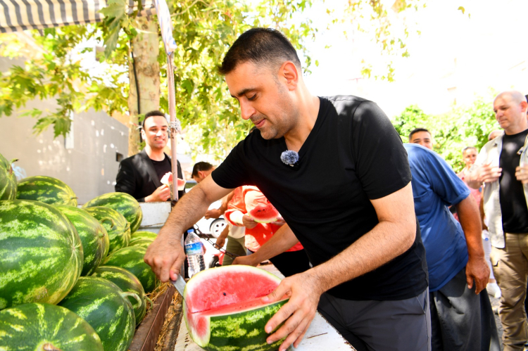 Çukurova Belediye Başkanı Kozay, asfalt döküp parkların çimlerini biçti 4