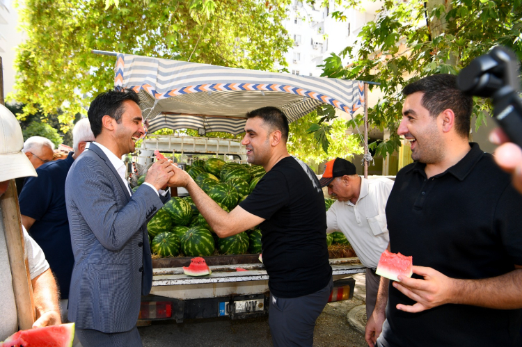 Çukurova Belediye Başkanı Kozay, asfalt döküp parkların çimlerini biçti 5