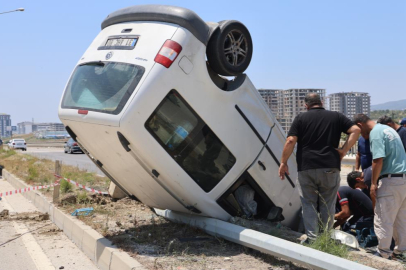 Aydınlatma direğine çarpan araç ters döndü