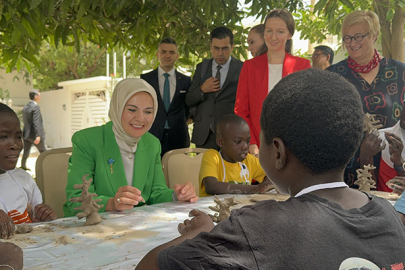 Bakan Göktaş, Senegalli yetim çocuklarla kilden "baobab ağacı" heykeli yaptı