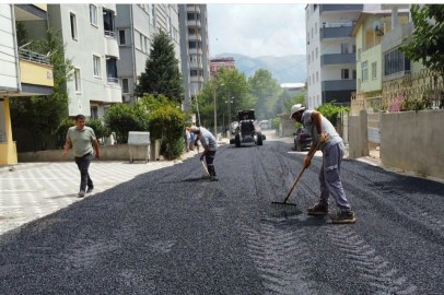 Pozantı'da sıcak asfalt çalışmaları hız kesmeden devam ediyor