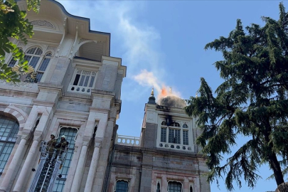 Sağlık Bilimleri Üniversitesi'nin tarihi binasında yangın meydana geldi