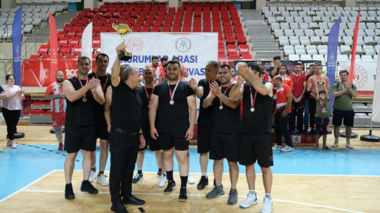 15 Temmuz Voleybol Turnuvası'nın şampiyonu polisler oldu 3