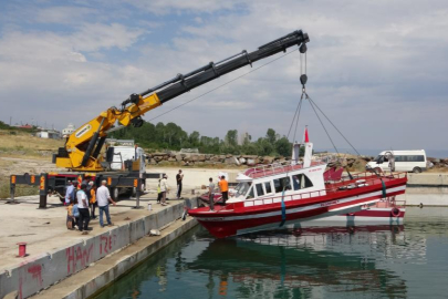 Van Gölü'nde av sezonu için bakımları yapılan tekneler göle indirildi