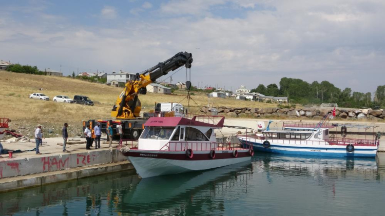 Av sezonu için bakımları yapılan tekneler Van Gölü'ne indirildi 2