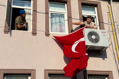 Sakaryalı şehidin baba evine Türk bayrağı asıldı