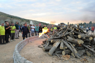 Erzincan'da dev kamp ateşi yakıldı, vali yanma tehlikesi atlattı