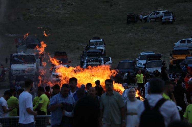 Erzincan'da dev kamp ateşi yakıldı, vali yanma tehlikesi atlattı 2