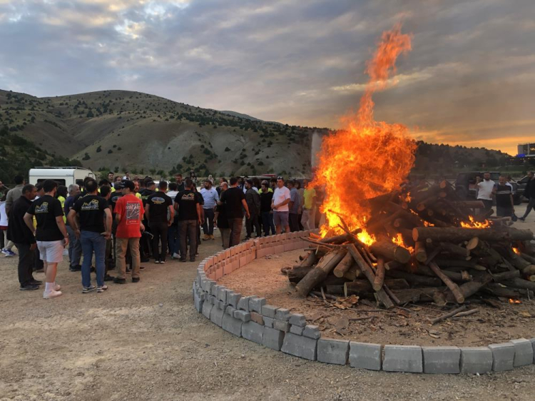 Erzincan'da dev kamp ateşi yakıldı, vali yanma tehlikesi atlattı 3