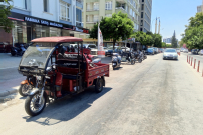 Adana'da kaldırım işgali, caddeye taştı