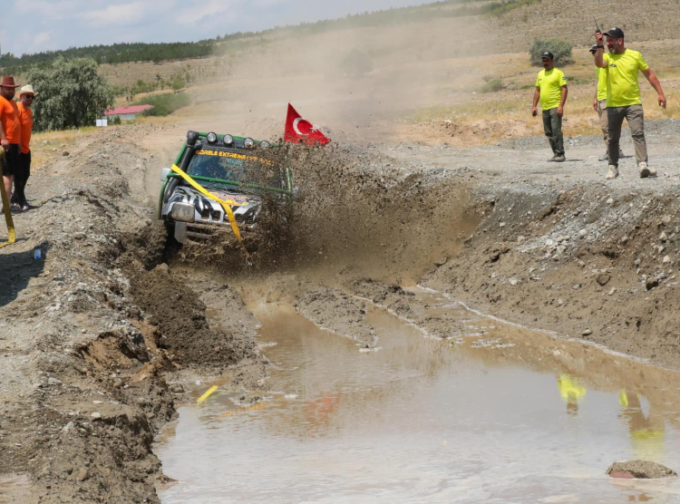 Erzincan'da off-road yarışmasında pilotlar çamura saplandı