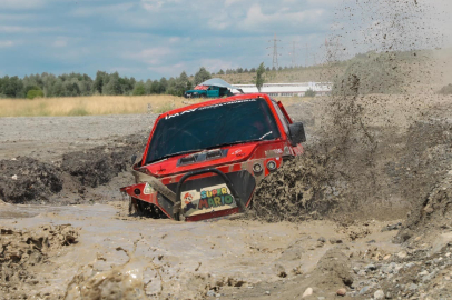 Erzincan'da off-road yarışmasında pilotlar çamura saplandı