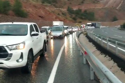 Gümüşhane'de sel alarmı! Şiddetli yağış sonrası Gümüşhane-Bayburt yolu kapandı