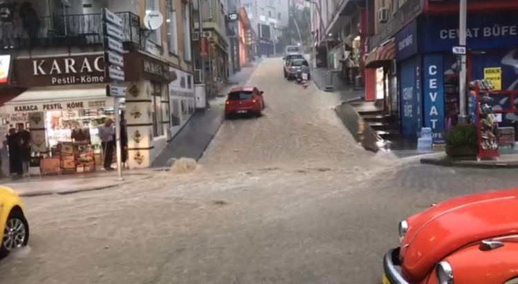 Gümüşhane'de sel alarmı! Şiddetli yağış sonrası Gümüşhane-Bayburt yolu kapandı 2