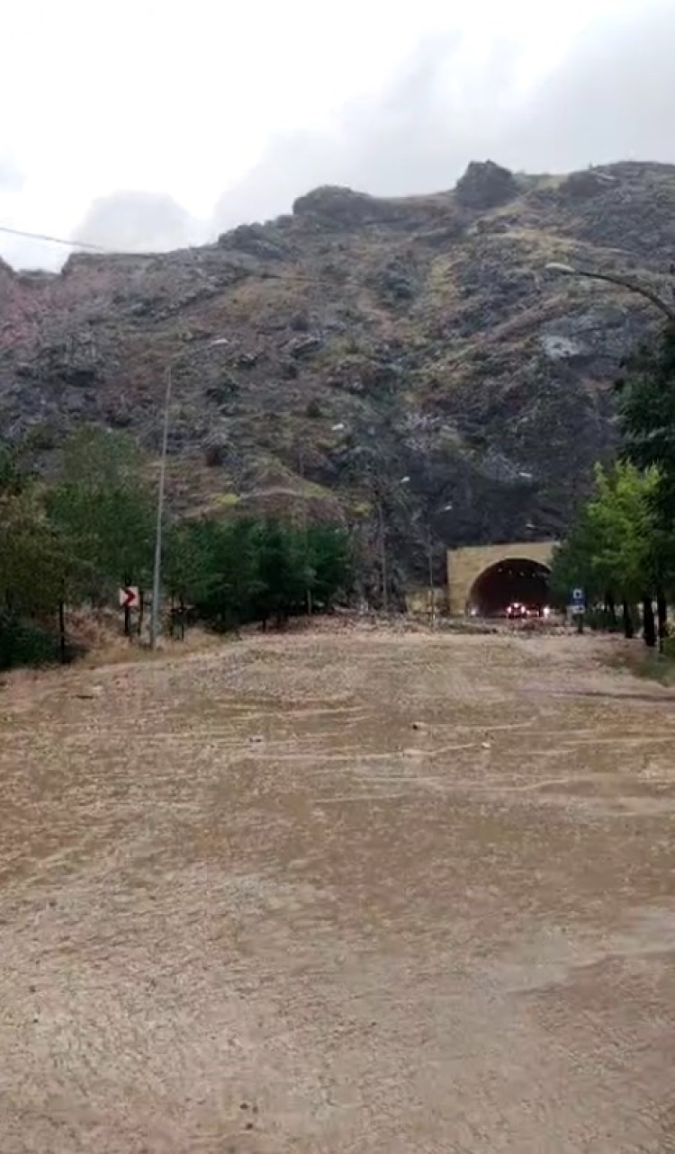 Gümüşhane'de sel alarmı! Şiddetli yağış sonrası Gümüşhane-Bayburt yolu kapandı 3