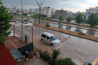 Osmaniye Kadirli’de şiddetli yağmur ve fırtına hayatı olumsuz etkiledi