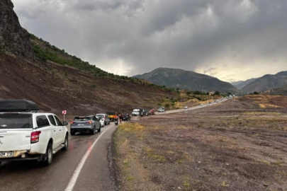 Şebinkarahisar'da sağanak su baskını ve heyelan yolu trafiğe kapattı!