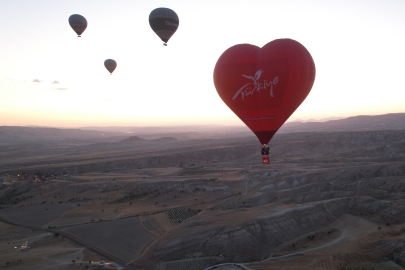 Sıcak hava balonları 15 Temmuz'da Türk bayrağı ve pankartlarla havalandı