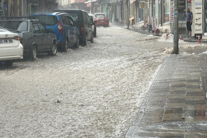 Bayburt'ta sağanak su baskınlarına neden oldu