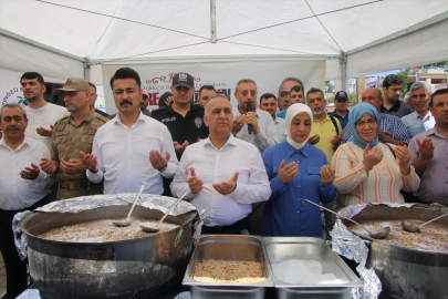 Altınözü'nde vatandaşlara aşure ikram edildi