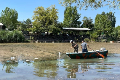 Doğa koruma ekipleri çöpleri temizliyor