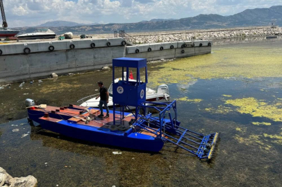 Eğirdir Gölü'nde yosun sorunu çözülüyor: Ot biçme teknesi göle indi!