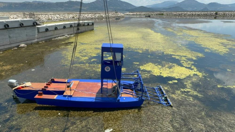 Eğirdir Gölü'nde yosun sorunu çözülüyor Ot biçme teknesi göle indi! 2