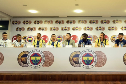 Fenerbahçe'de 5'i yeni transfer, 7 futbolcu için imza töreni düzenlendi