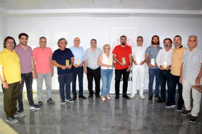 Adana Tabip Odası yeni yönetimi eski yönetime plaket verdi