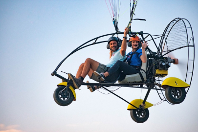 Anamur Belediye Başkanı Deniz, paramotor ekibiyle bir araya geldi