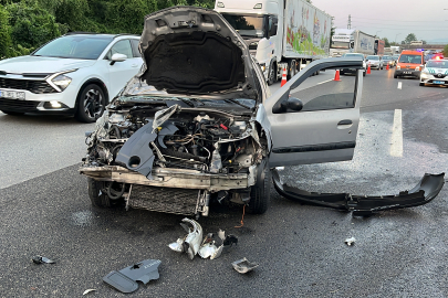 Otomobil kamyonla çarpıştı, otoyol trafiğe kapandı