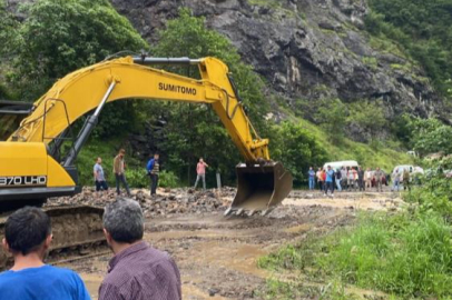 Trabzon'da heyelan: Araklı-Bayburt yolu ulaşıma kapandı!