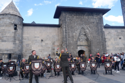 Askeri bando Erzurum’da coşturdu