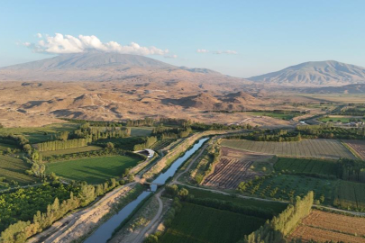 Iğdır'ın doğal güzellikleri İrem Bağları ve Ağrı Dağı birlikte görsel şölen sunuyor