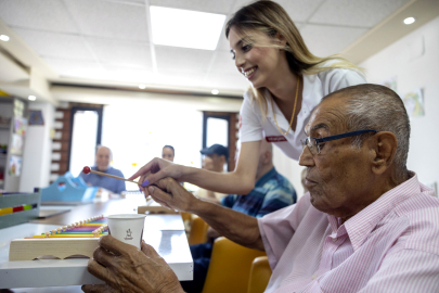 Alzheimer hastalarını hayata bağlayan merkez