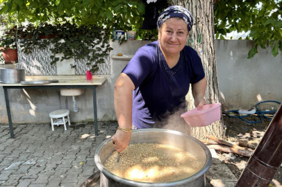 Depremzede Nazmiye Şimşek, Hatay'da odun ateşinde pişirdiği aşureyi vatandaşlara dağıttı